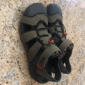 Teva omnium hiking sandals. Water resistant. Brand new. Not used at all.